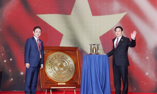 Ủy viên Bộ Chính trị, Chủ tịch nước Lương Cường và Thống đốc tỉnh Gyeongsangbuk (Hàn Quốc) Lee Cheol-woo đã trao đổi quà lưu niệm. Ảnh: TTXVN