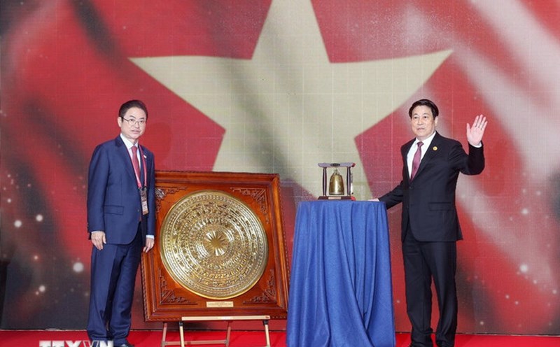 Politburo member and President Luong Cuong and Governor of Gyeongsangbuk Province (Korea) Lee Cheol-woo exchanged souvenirs. Photo: VNA