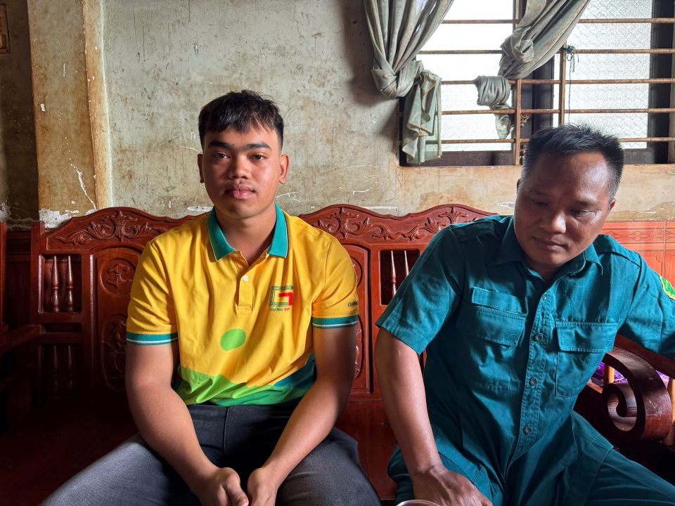Y Li vun M'Jau (left) wants to join the army. Photo: Anh Duong