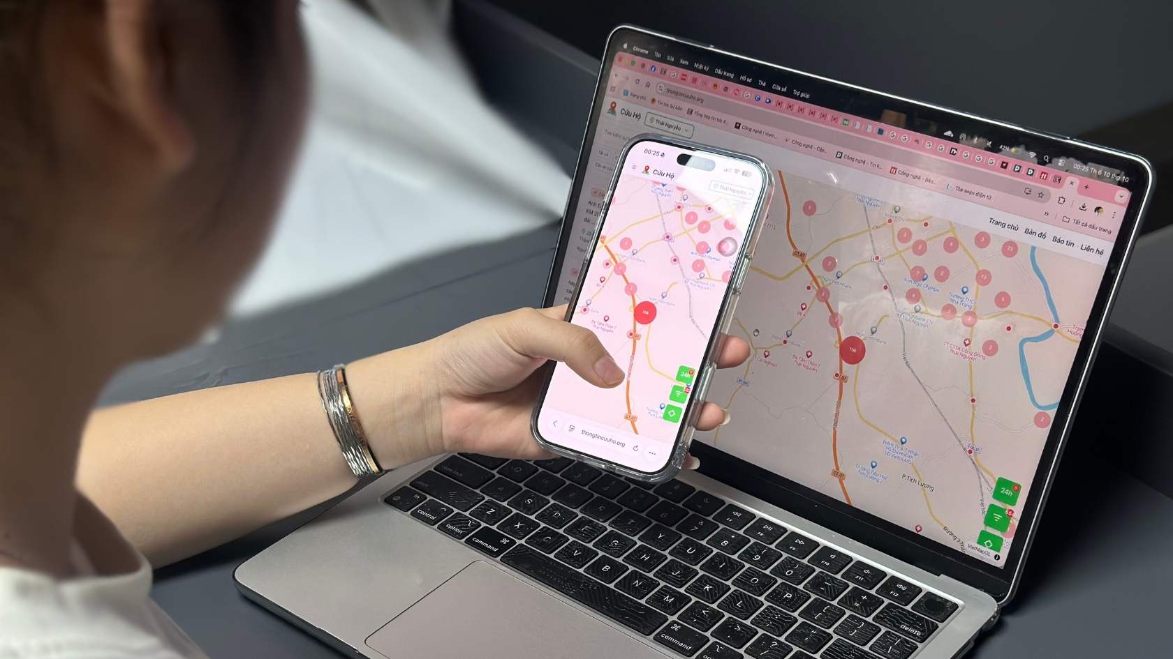 Nguoi dung tra cuu ban do thong tin cuu ho. Anh: Hao Thien