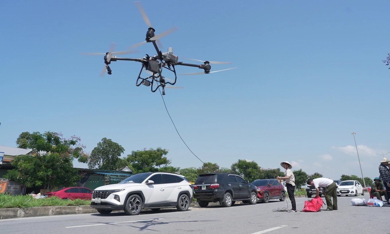 Su dung drone - giai phap cong nghe cua Viettel trong qua trinh van chuyen hang hoa cuu tro. Anh: VTP