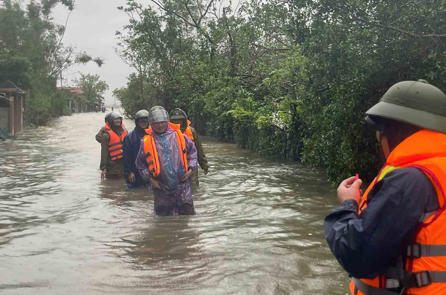 Ngap sau mot so tuyen duong o phuong Vung Ang. Anh: Cong an Ha Tinh.