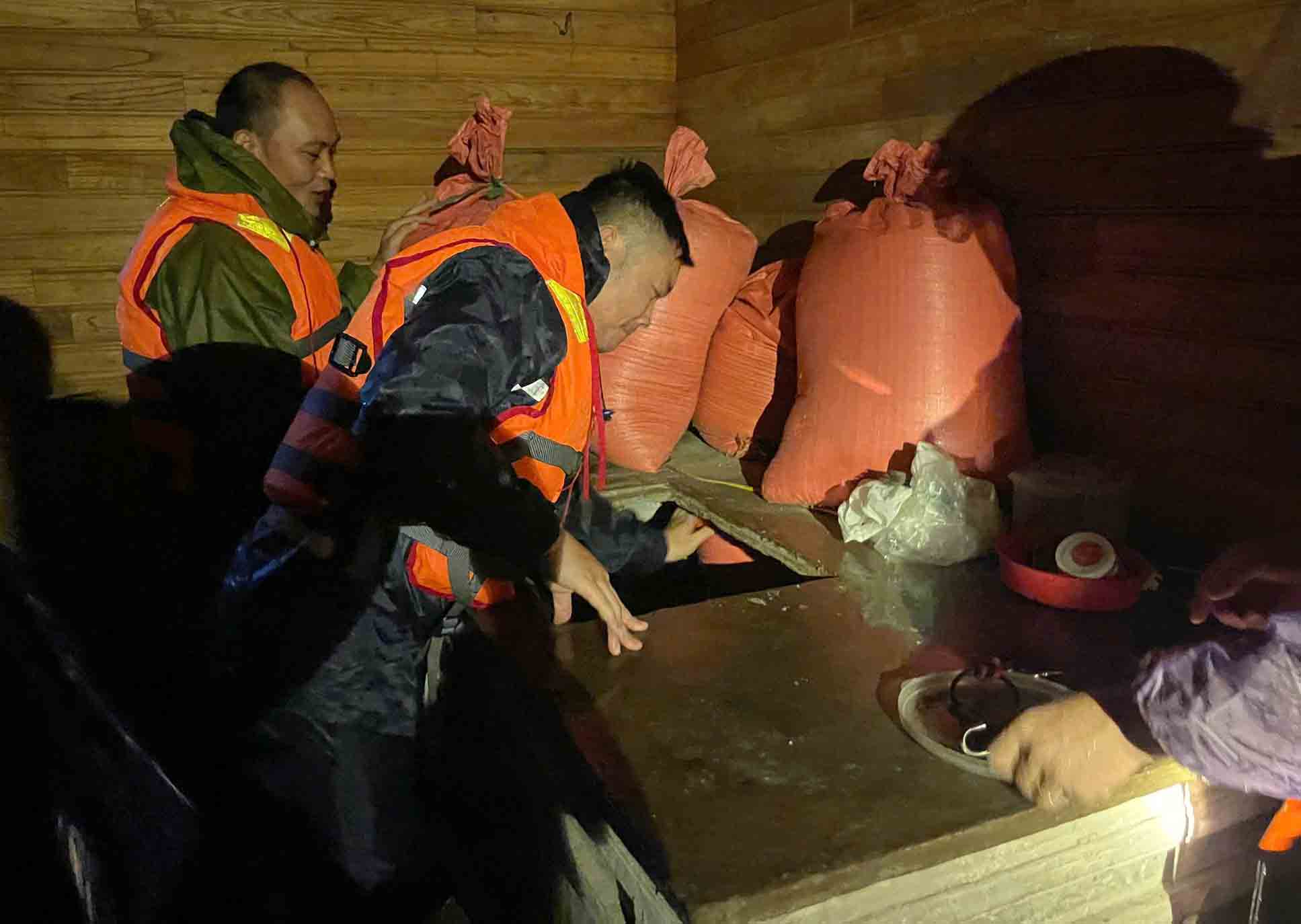 Vung Ang Ward Police help people increase their assets. Photo: Ha Tinh Police.