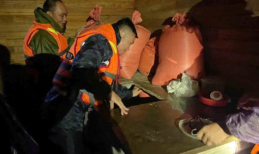 Công an phường Vũng Áng giúp dân kê cao tài sản. Ảnh: Công an Hà Tĩnh.