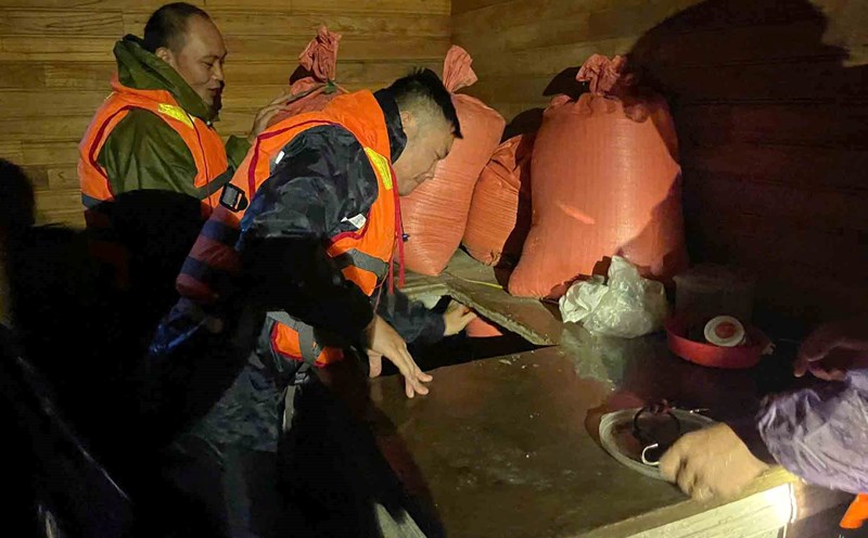 Vung Ang Ward Police help people increase their assets. Photo: Ha Tinh Police.