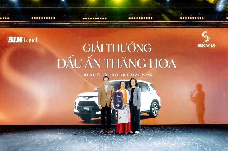 Ba Nguyen Huong Giang - Giam doc Thuong mai Khoi Thuong mai Bat dong san BIM Land trao giai thuong cho khach hang may man cua SkyM. Anh: BIM