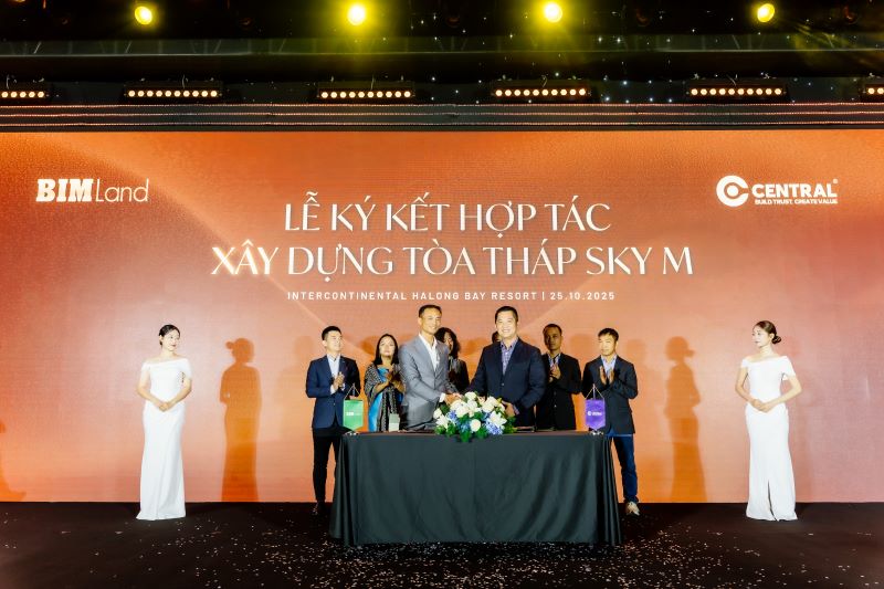 Ong Bui Anh Dao – Pho tong Giam doc phu trach Khoi Xay dung Tap doan BIM va ong Tran Dang Khoa - Giam doc dieu hanh Cong ty Co phan Xay dung Central thuc hien nghi thuc ky ket hop tac xay dung du an SkyM. Anh: BIM