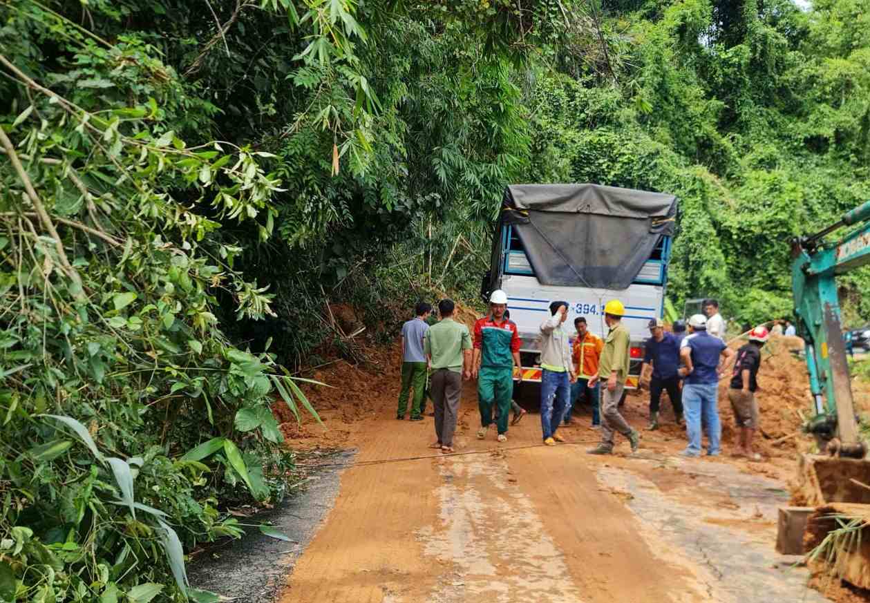 Tu ngay 27.10 den nay, deo Gia Bac da xay ra it nhat hon 10 diem sat lo nguy hiem. Anh: Phuc Khanh