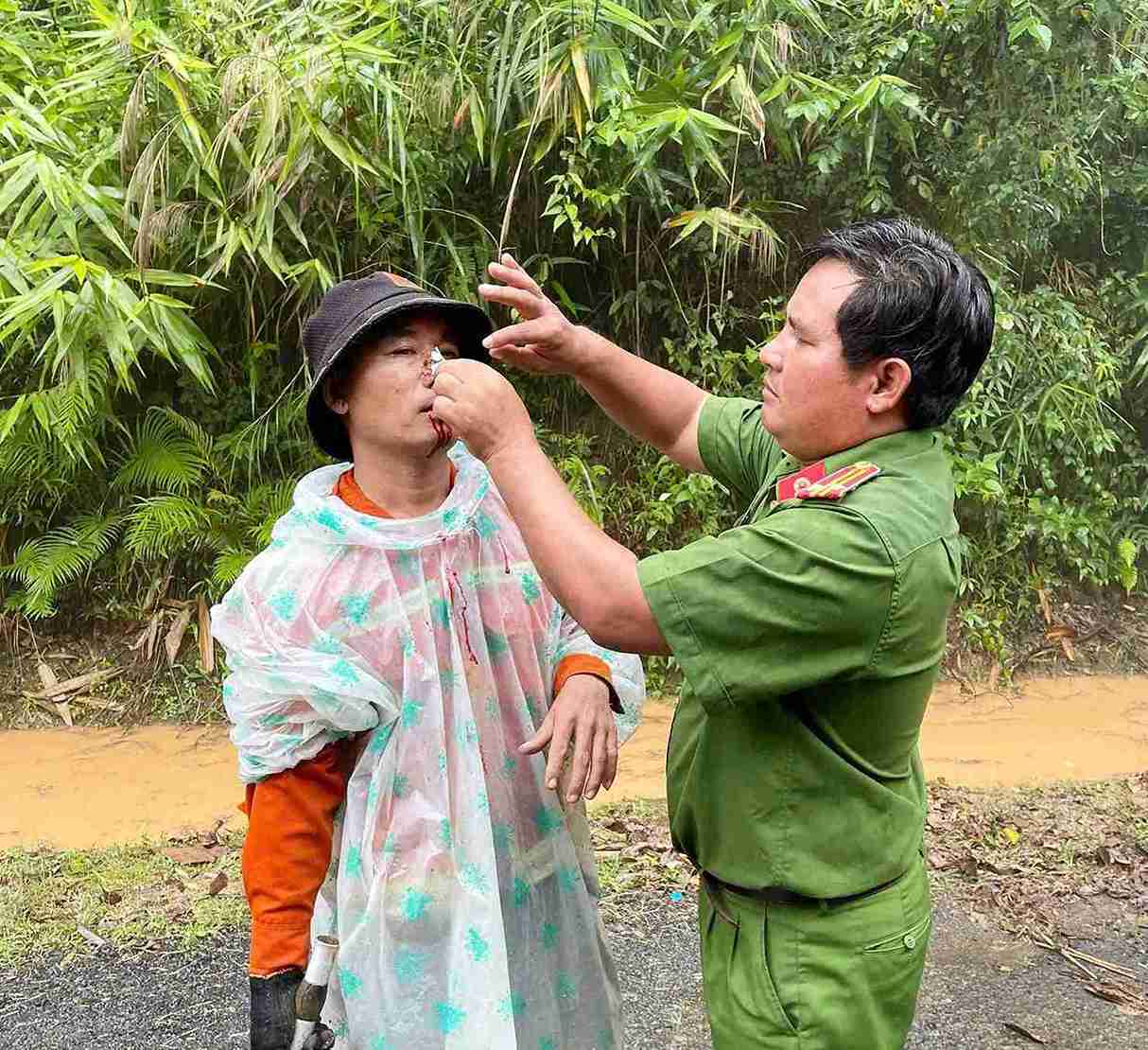 Trong luc giai phong hien truong sat lo, mot dan quan bi canh cay va vao dau lam bi thuong. Anh: Phuc Khanh