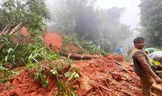 Sạt lở nghiêm trọng khiến hàng trăm tấn đất đá tràn xuống đường trên đèo Gia Bắc (Lâm Đồng) khiến giao thông tê liệt. Ảnh: Phúc Khánh