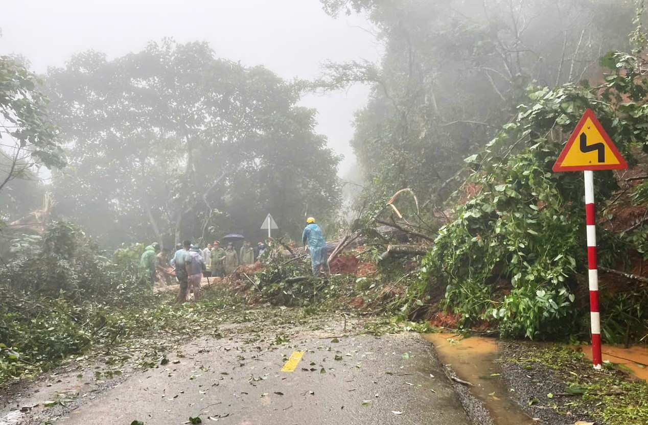 Cac luc luong no luc khac phuc giai phong hien truong sat lo tren deo Gia Bac. Anh: Phuc Khanh