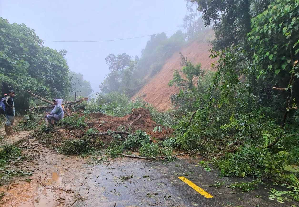 Cac luc luong khac phuc su co sat lo tren deo Gia Bac gap nhieu kho khan do troi lien tuc do mua. Anh: Phuc Khanh