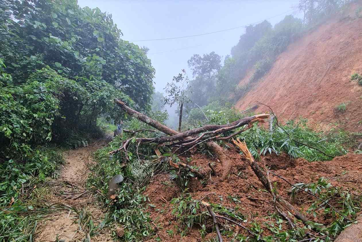 Sat lo khien dat da vui lap mat duong tai km 59 tren Quoc lo 28 doan qua deo Gia Bac. Anh: Phuc Khanh