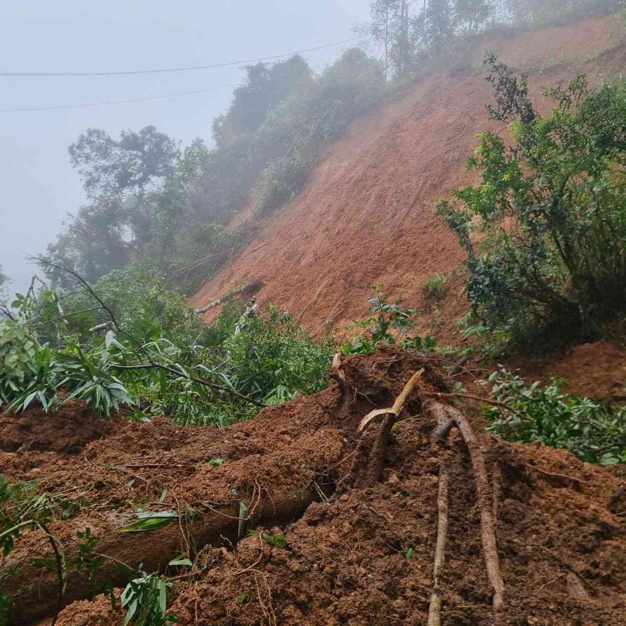 Trong ngay 30.10, ngay tai km 59 Quoc lo 28 qua deo Gia Bac xay ra 3 diem sat lo nghiem trong. Anh: Phuc Khanh