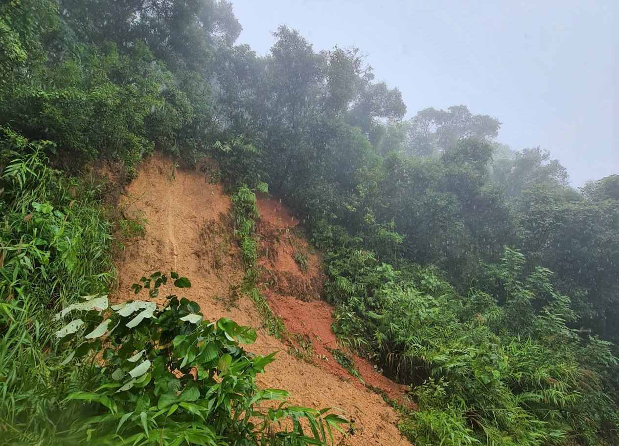 Mot vi tri khac tren deo Gia Bac co nguy co tiep tuc sat lo neu xay ra mua lon. Anh: Phuc Khanh