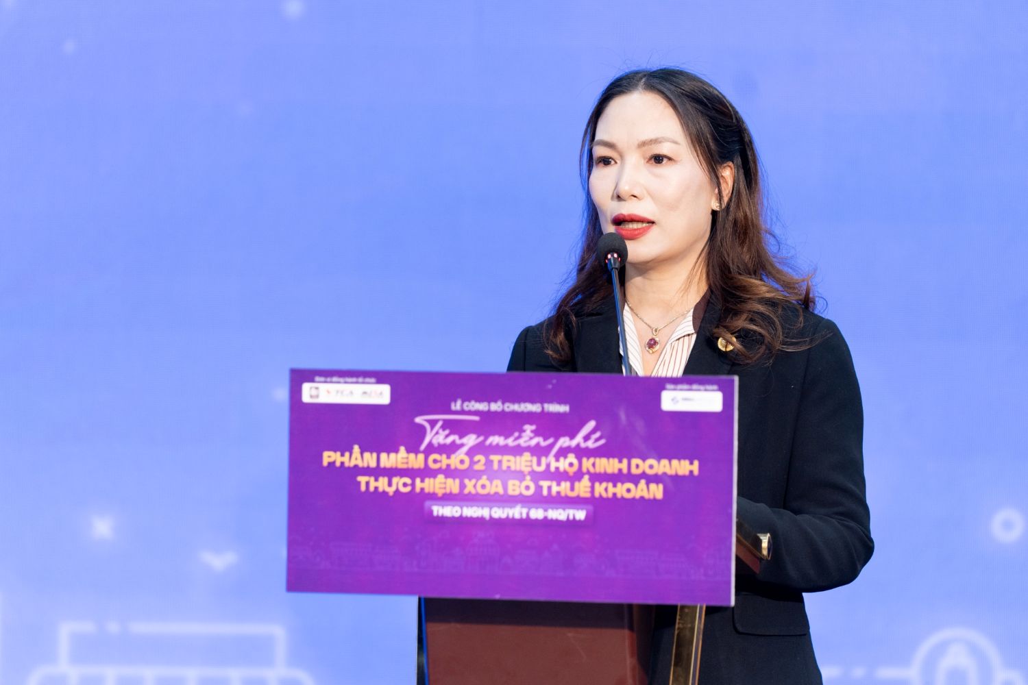 Ba Dinh Thi Thuy, Pho Chu tich HDQT MISA cam ket dong hanh cung ho kinh doanh tiep can cong nghe, thuc hien xoa bo thue khoan ma khong lo gian doan hoat dong kinh doanh. Anh: MISA