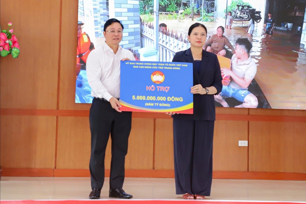 On behalf of the Central Relief Mobilization Committee, on the afternoon of October 30, Ms. Ha Thi Nga - Member of the Party Central Committee, Vice Chairwoman of the Central Committee of the Vietnam Fatherland Front - presented support to Da Nang City in the amount of 5 billion VND. Photo: Huong Diep