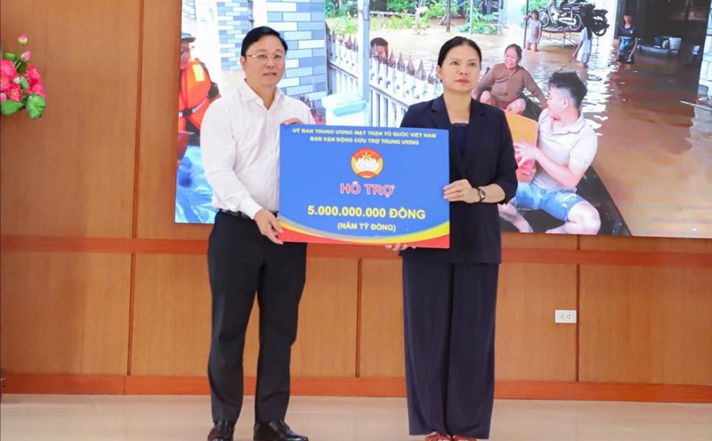 On behalf of the Central Relief Mobilization Committee, on the afternoon of October 30, Ms. Ha Thi Nga - Member of the Party Central Committee, Vice Chairwoman of the Central Committee of the Vietnam Fatherland Front - presented support to Da Nang City in the amount of 5 billion VND. Photo: Huong Diep