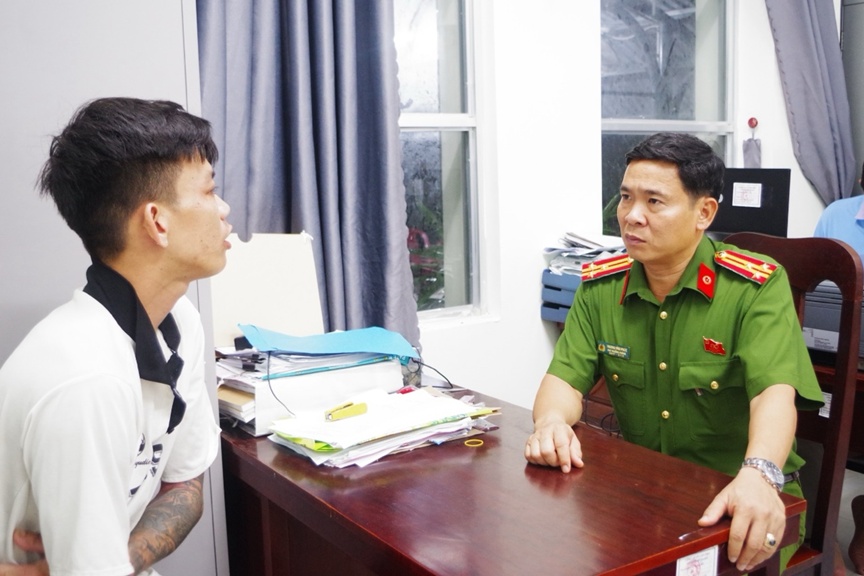 Đối tượng Lê Phương Anh bị truy nã tại Công an xã Phong Điền. Ảnh: Công an Cần Thơ