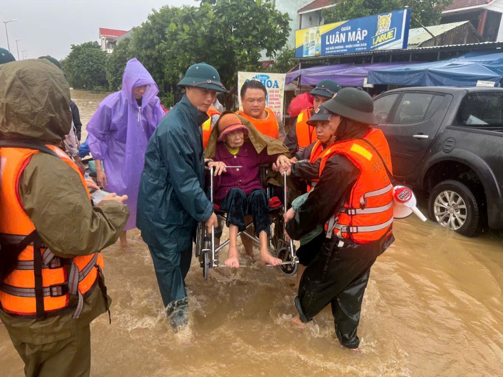 Hang chuc can bo, chien si nhanh chong co mat tai cac khu vuc ngap sau de di chuyen nguoi dan den noi an toan, dac biet la nguoi gia, phu nu va tre nho. Anh: Doan Quang