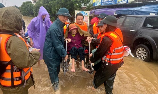 Cán bộ, chiến sĩ Biên phòng Đà Nẵng xuyên đêm cứu dân giữa biển lũ. Ảnh: Doãn Quang