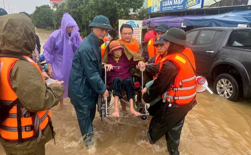 Da Nang Border Guard officers and soldiers spent the night rescuing people in the floodwaters. Photo: Doan Quang