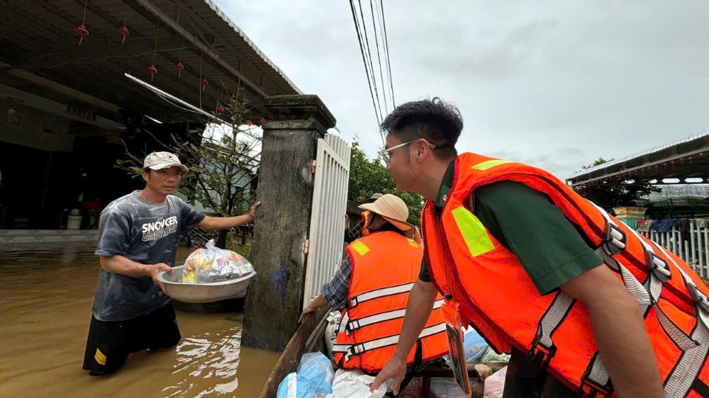 chien sy Bien phong cung cac don vi sap xep 2.000 suat qua tri gia 400 trieu dong gom quan ao, nuoc suoi, thit hop, banh mi, luong kho, ta lot, sua, thuoc men cho ba con vung lu. Anh: Tran Thi