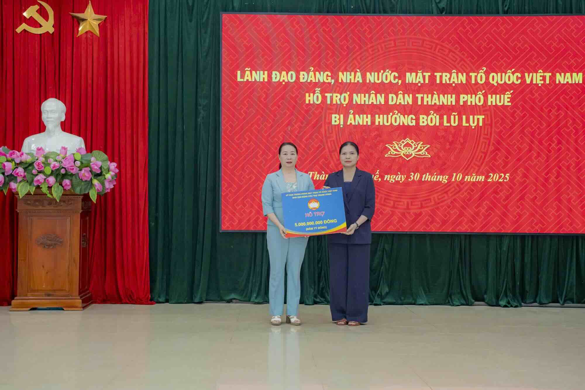 Uy ban Trung uong Mat tran To quoc Viet Nam ho tro 5 ti dong cho TP Hue khac phuc hau qua do mua lu gay ra. Anh: T. Hong.