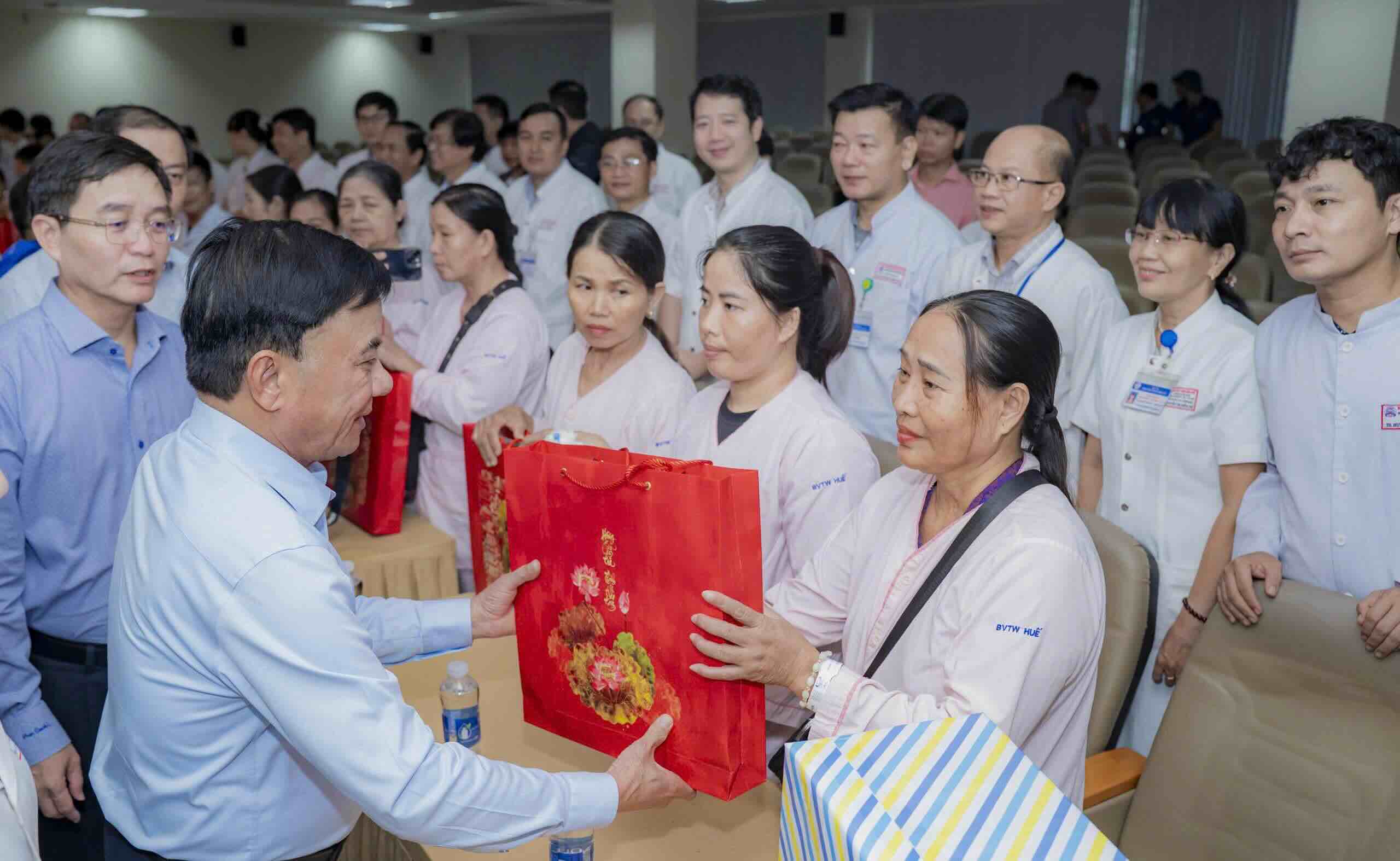 Standing member of the Secretariat Tran Cam Tu encouraged and presented gifts to patients who had to be urgently evacuated from the first floor to the hall at Hue Central Hospital to avoid flooding. Photo: T. Hong.