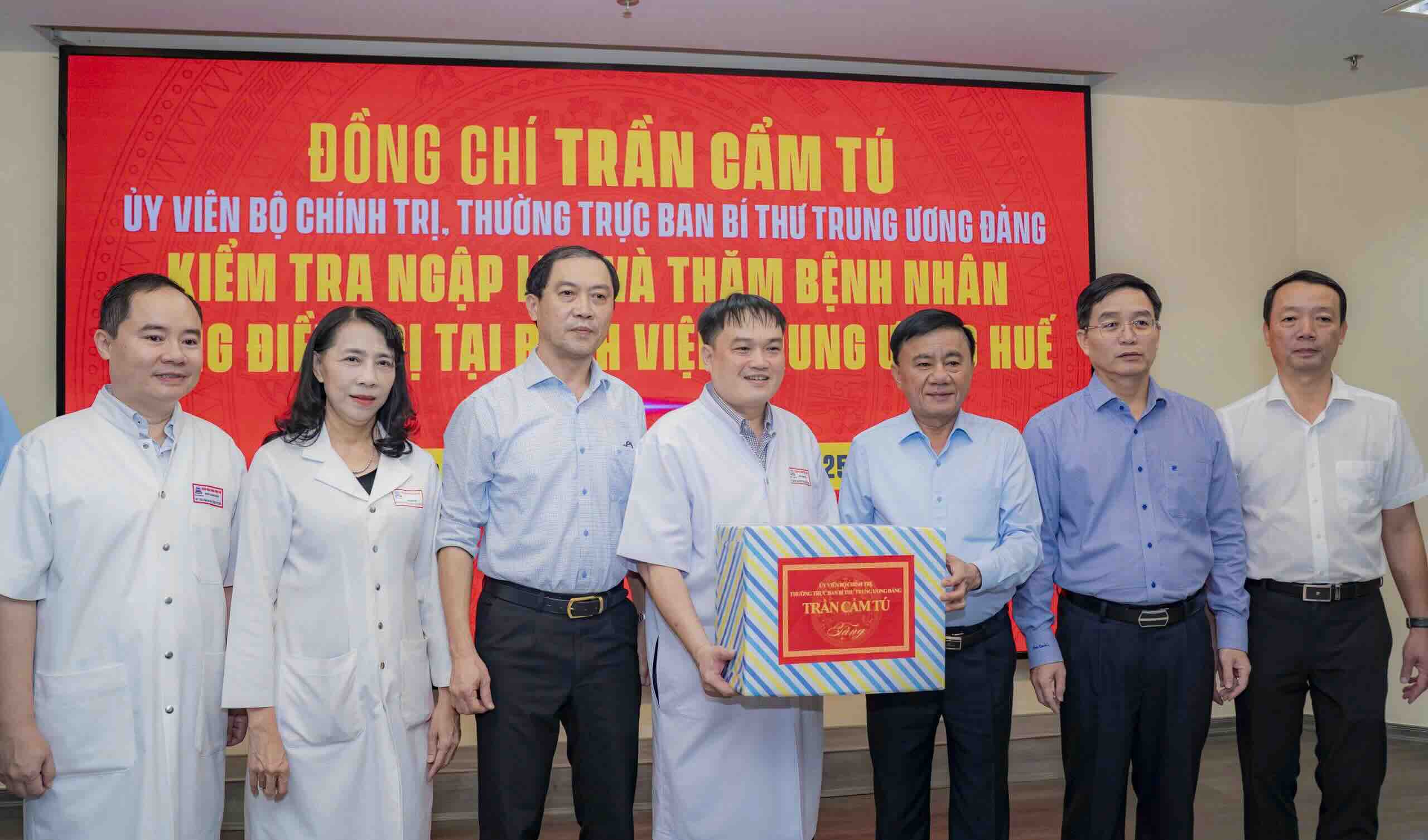 Uy vien Bo Chinh tri, Thuong truc Ban Bi thu Tran Cam Tu tang qua dong vien tap the Benh vien Trung uong Hue. Anh: T. Hong.