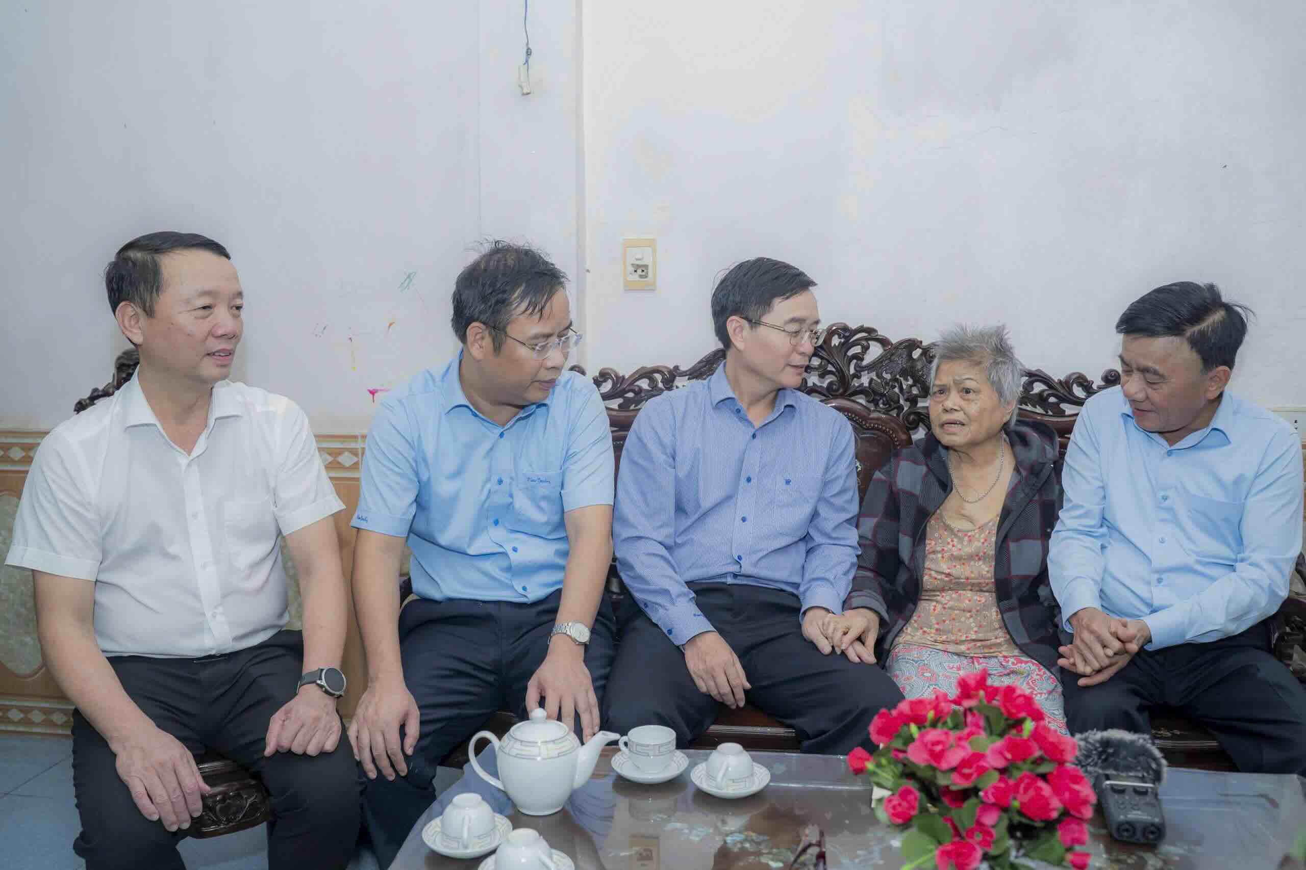 Thuong truc Ban Bi Tran Cam Tu den tham, dong vien gia dinh chinh sach la ba Vu Thi Hong Hue. Anh: T. Hong.