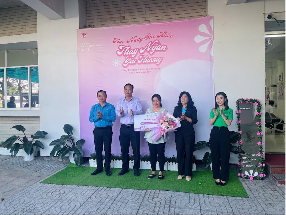 Chuong trinh “Chuyen xe hanh phuc” ho tro nu cong nhan mang thai co hoan canh kho khan. Anh: LDLD Dong Thap.