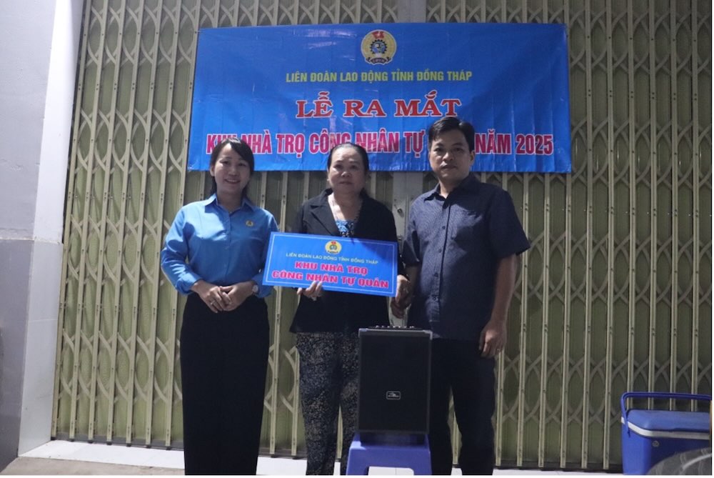 Lanh dao LDLD tinh, Uy ban nhan dan xa Tan Huong tang qua cho khu nha tro cong nhan tu quan. Anh: LDLD Dong Thap.