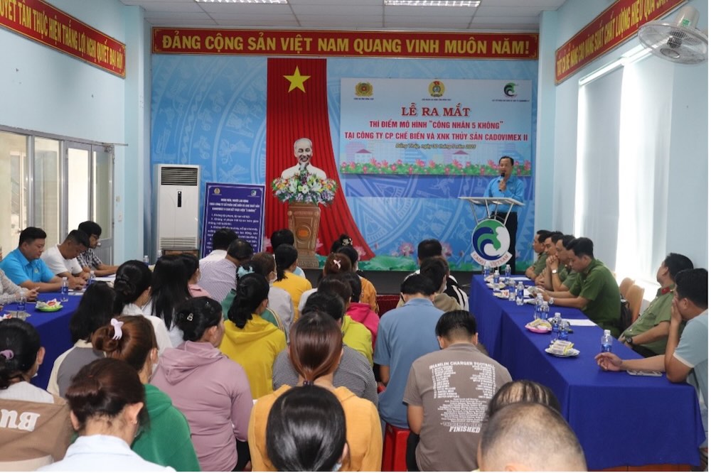 Le ra mat thi diem mo hinh “Cong nhan 5 khong” tai Cong ty Co phan Che bien va XNK Thuy san Cadovimex II. Anh: LDLD Dong Thap.