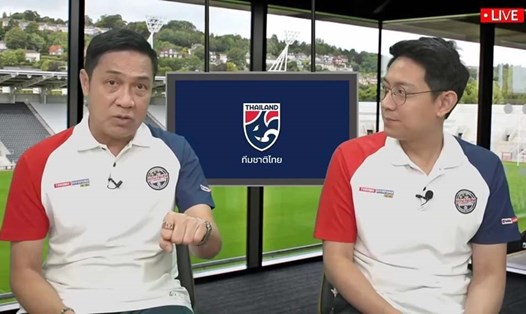 Cựu danh thủ Piyapong Pue-on (trái) đang là thành viên Ban Kĩ thuật Liên đoàn bóng đá Thái Lan. Ảnh: Cắt từ video