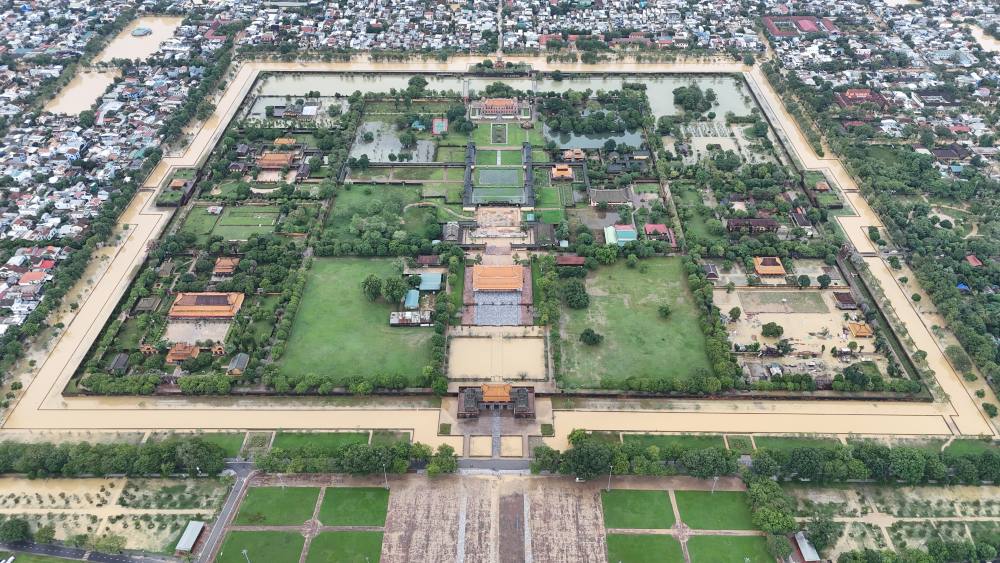 Current status of Hue Imperial City after nearly 4 days of being deeply flooded in the historic "big flood". Photo: Nguyen Luan
