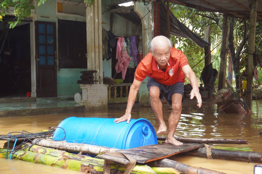 Da Nang khan truong khac phuc hau qua mua lu, khong de nguoi dan thieu doi, thieu nuoc sach. Anh: Tran Thi