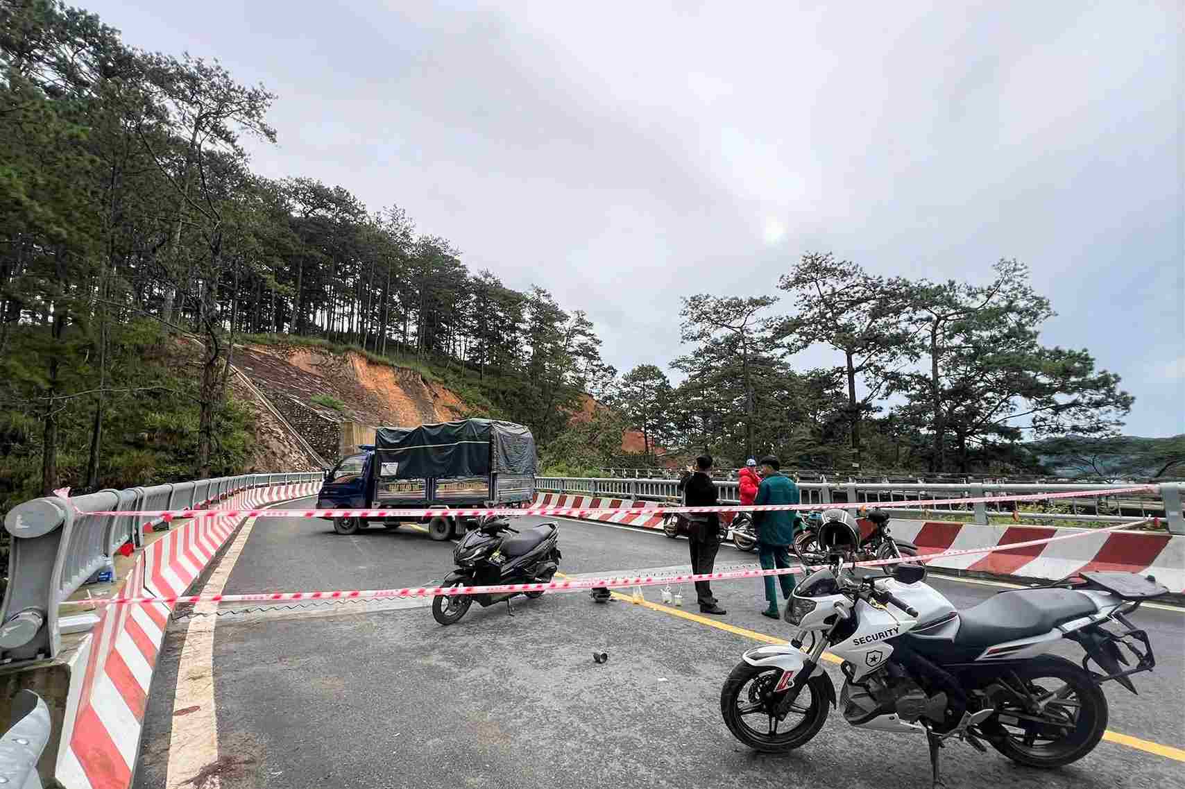 Deo D'ran bi phong toa cam phuong tien luu thong de xu ly sat lo, sut lun. Anh: Phuc Khanh