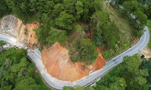 Sạt lở diễn biến ngày càng phức tạp trên đèo D'ran, buộc cơ quan chức năng Lâm Đồng phân luồng giao thông. Ảnh: Phúc Khánh