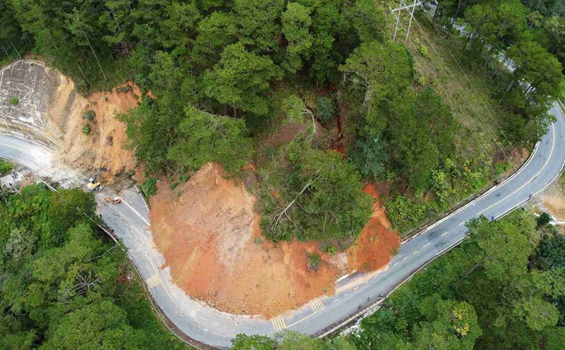 The landslide is becoming more and more complicated on D'ran Pass, forcing Lam Dong authorities to divert traffic. Photo: Phuc Khanh