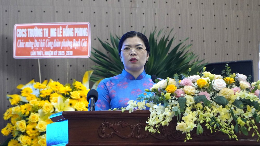 Pho Bi thu Thuong truc Dang uy - Chu tich HDND phuong Rach Gia Nguyen Thi Hoan Xuan phat bieu tai Dai hoi. Anh: Nguyen Anh