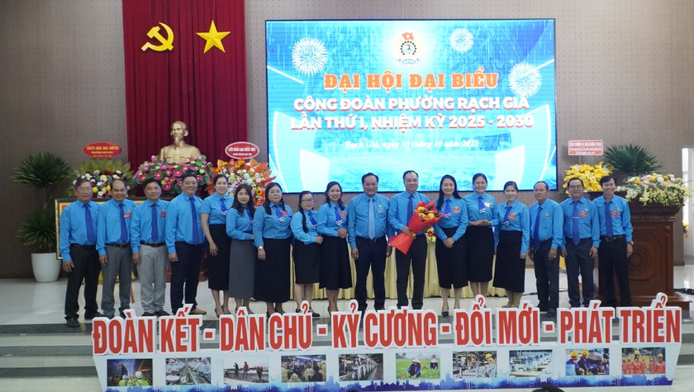 Launching the Executive Committee of the Trade Union of Rach Gia Ward, term I. Photo: Nguyen Anh