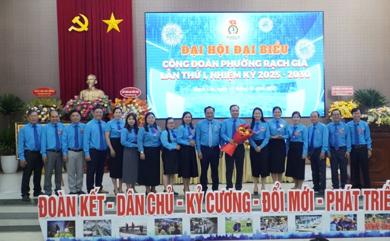 Launching the Executive Committee of the Trade Union of Rach Gia Ward, term I. Photo: Nguyen Anh