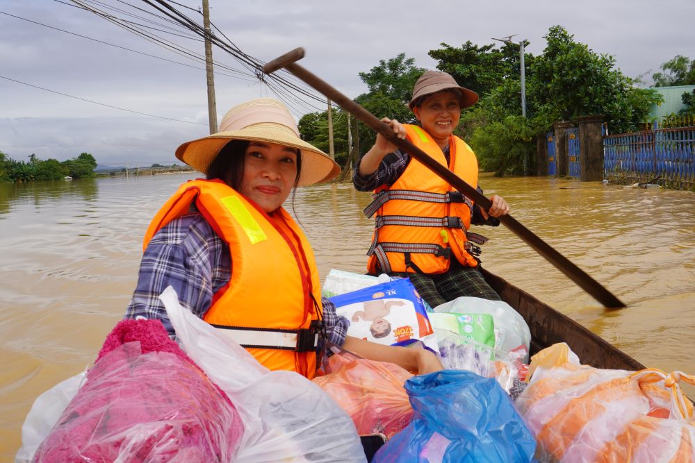 Nguoi phu nu Da Nang cheo ghe giup cac doan cuu tro tiep can vung ngap. Anh: Tran Thi