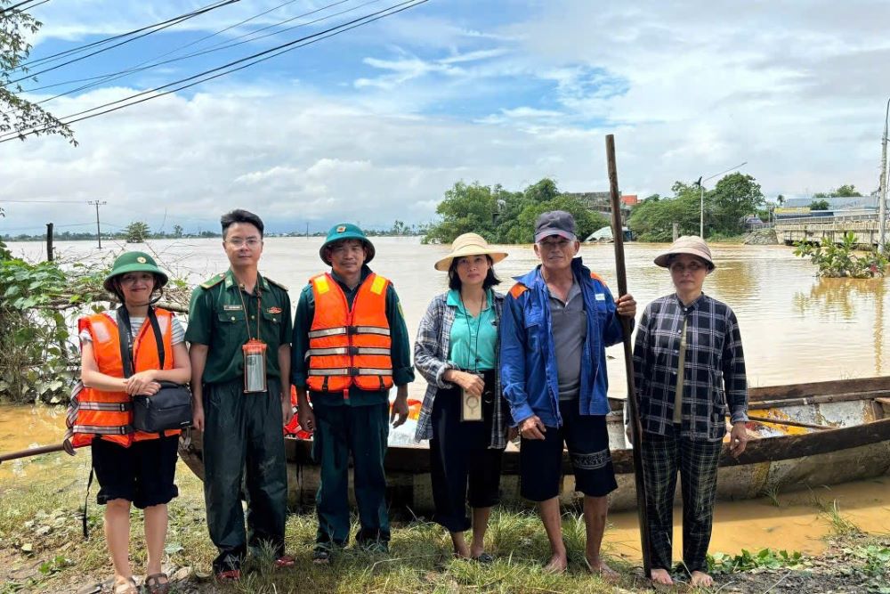 Dong hanh cung co Vien trong dot lu nay con co chu Tam va anh Dan quan tu ve cung cheo lai con ghe. Anh: Tran Thi