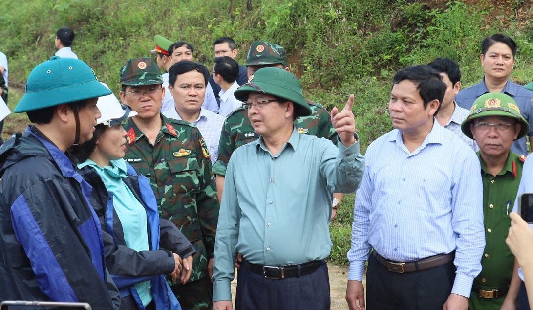 Deputy Prime Minister Ho Quoc Dung suggested that Quang Ngai province should organize a survey and relocate people in areas at high risk of landslides. Photo: Vien Nguyen