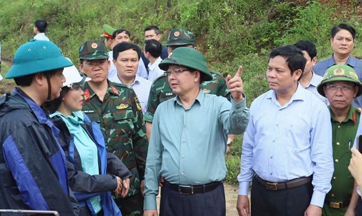 Phó Thủ tướng Chính phủ Hồ Quốc Dũng đề nghị tỉnh Quảng Ngãi cần tổ chức khảo sát và di dời dân ở những vùng có nguy cơ sạt lở cao. Ảnh: Viên Nguyễn