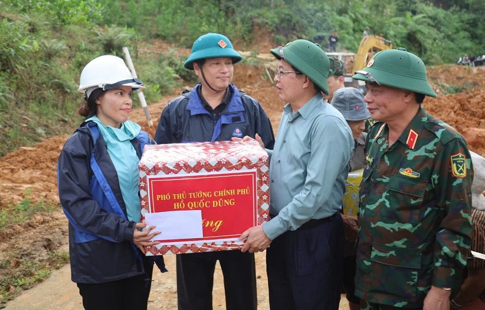Pho Thu tuong Cinh phu Ho Quoc Dung tang qua UBND xa Thanh Bong, tinh Quang Ngai. Anh: Vien Nguyen