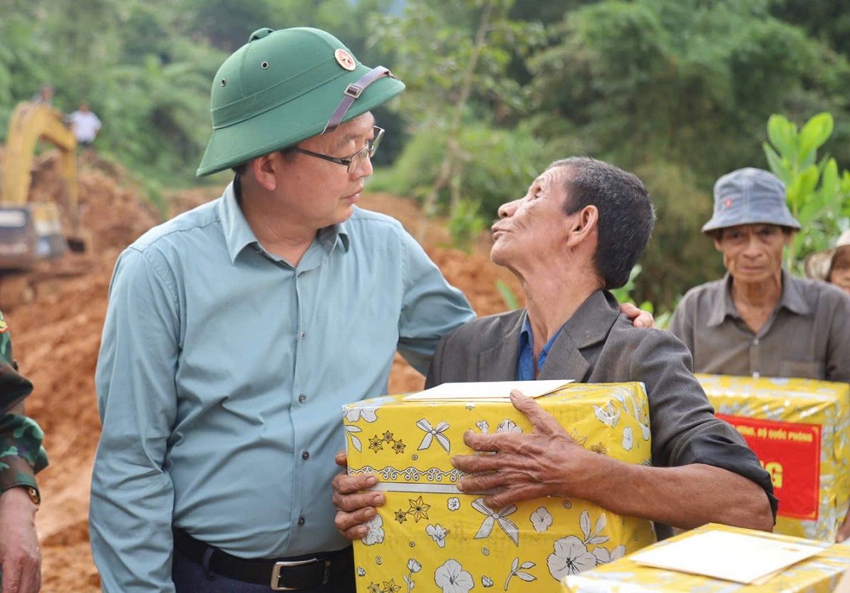 Pho Thu tuong Chinh phu Ho Quoc Dung tang qua, tham hoi, dong vien nguoi dan xa Thanh Bong. Anh: Vien Nguyen