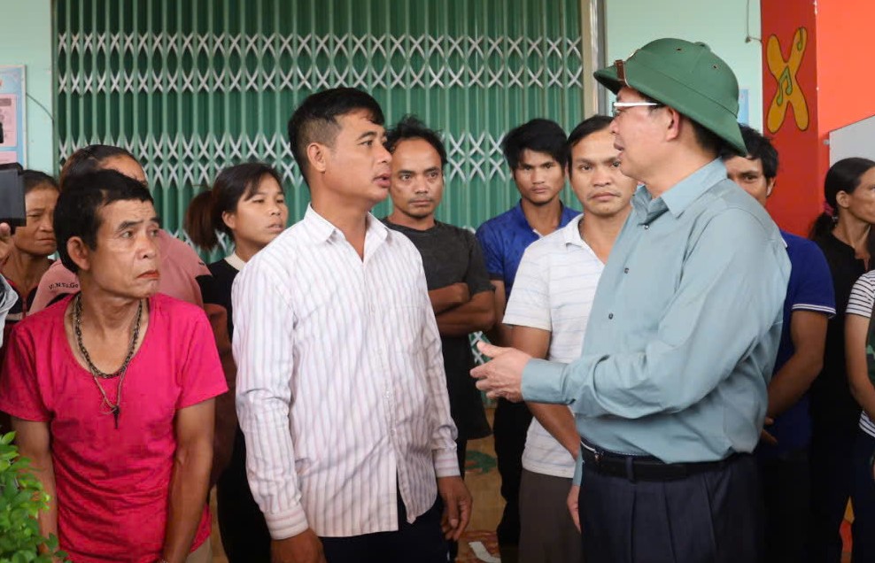 Pho Thu tuong Chinh phu Ho Quoc Dung tham hoi, dong vien nguoi dan o diem so tan tap trung Truong Mam non so 1 Huong Tra, xa Tay Tra Bong. Anh: Vien Nguyen